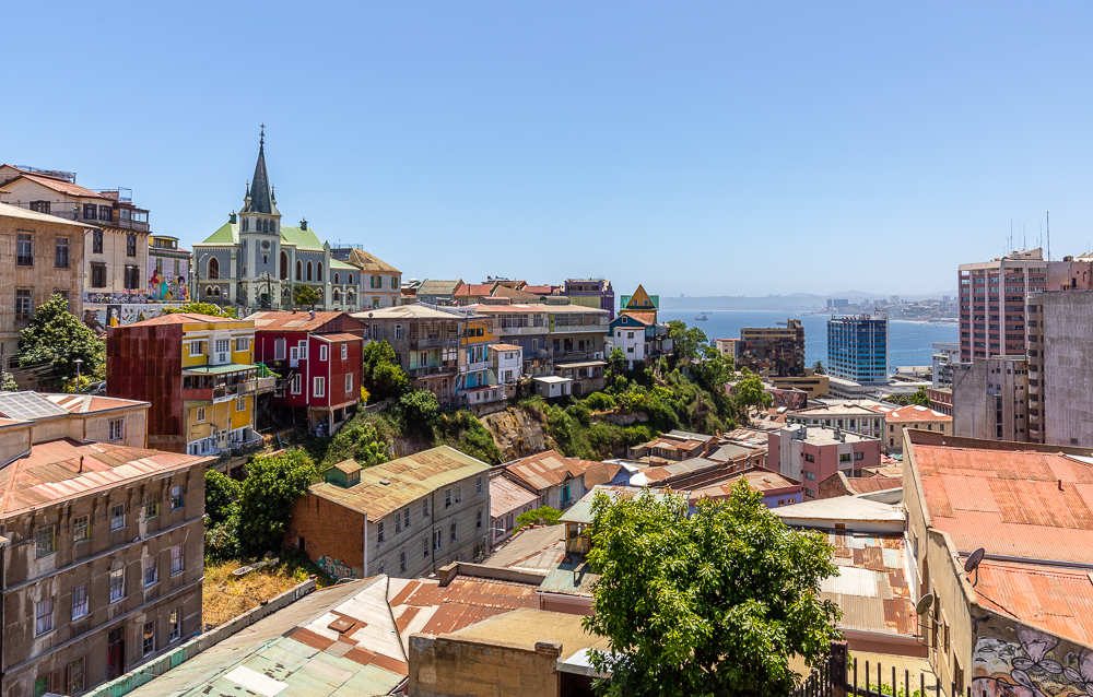 Vista panorámica de los cerros, el casco histórico y el borde costero de Valparaíso.