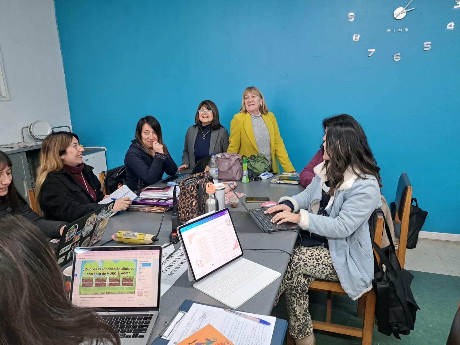 Evelyn Pérez junto a integrantes de la comunidad educativa en una jornada de trabajo colaborativo