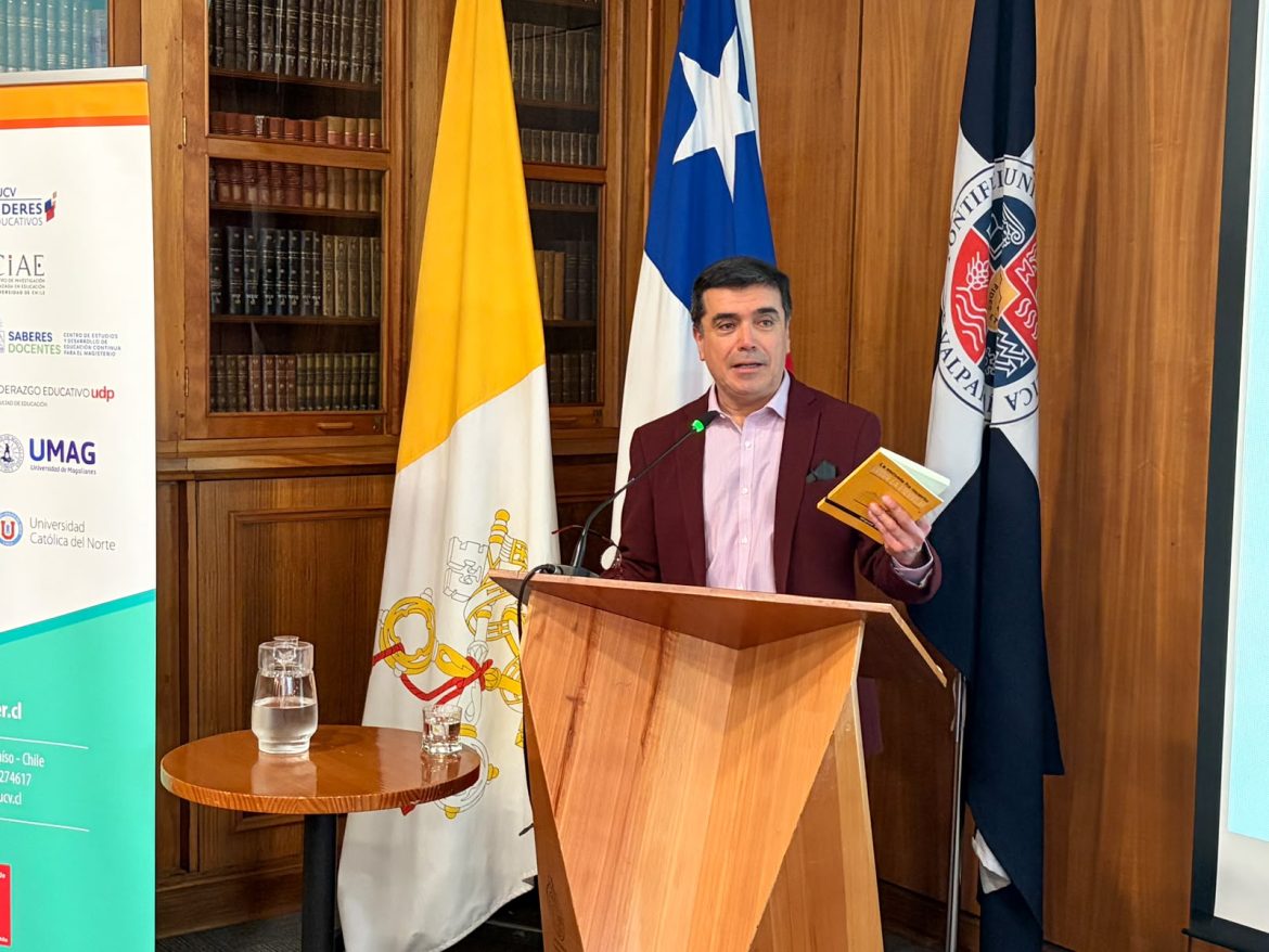 Carlos González Pereira durante el lanzamiento del libro La escuela ha muerto ¡Viva la escuela!