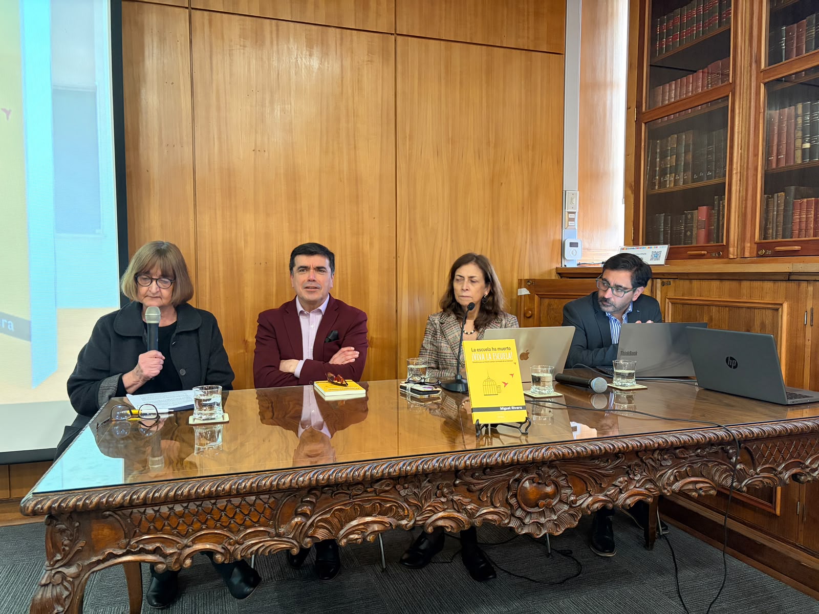 Panel de presentación del libro La escuela ha muerto Viva la escuela
